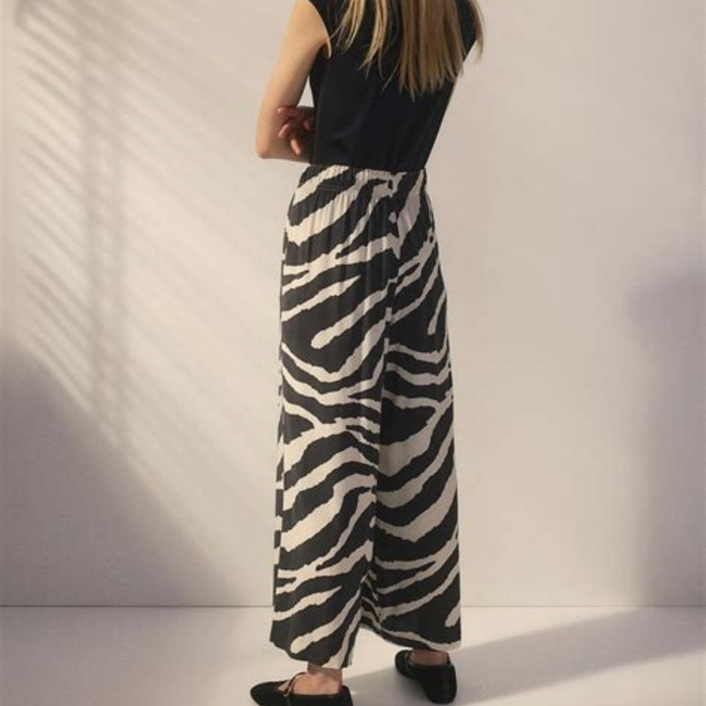 S H&M Wideleg ankle trousers wild animal print black cream travel career small